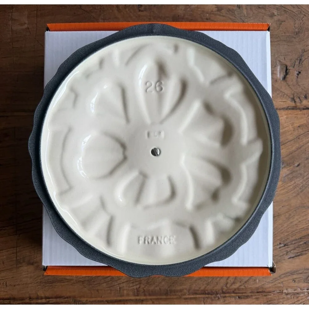 Le Creuset Signature Cast Iron Petal Shallow Casserole 2.25qt Riviera Blue NEW